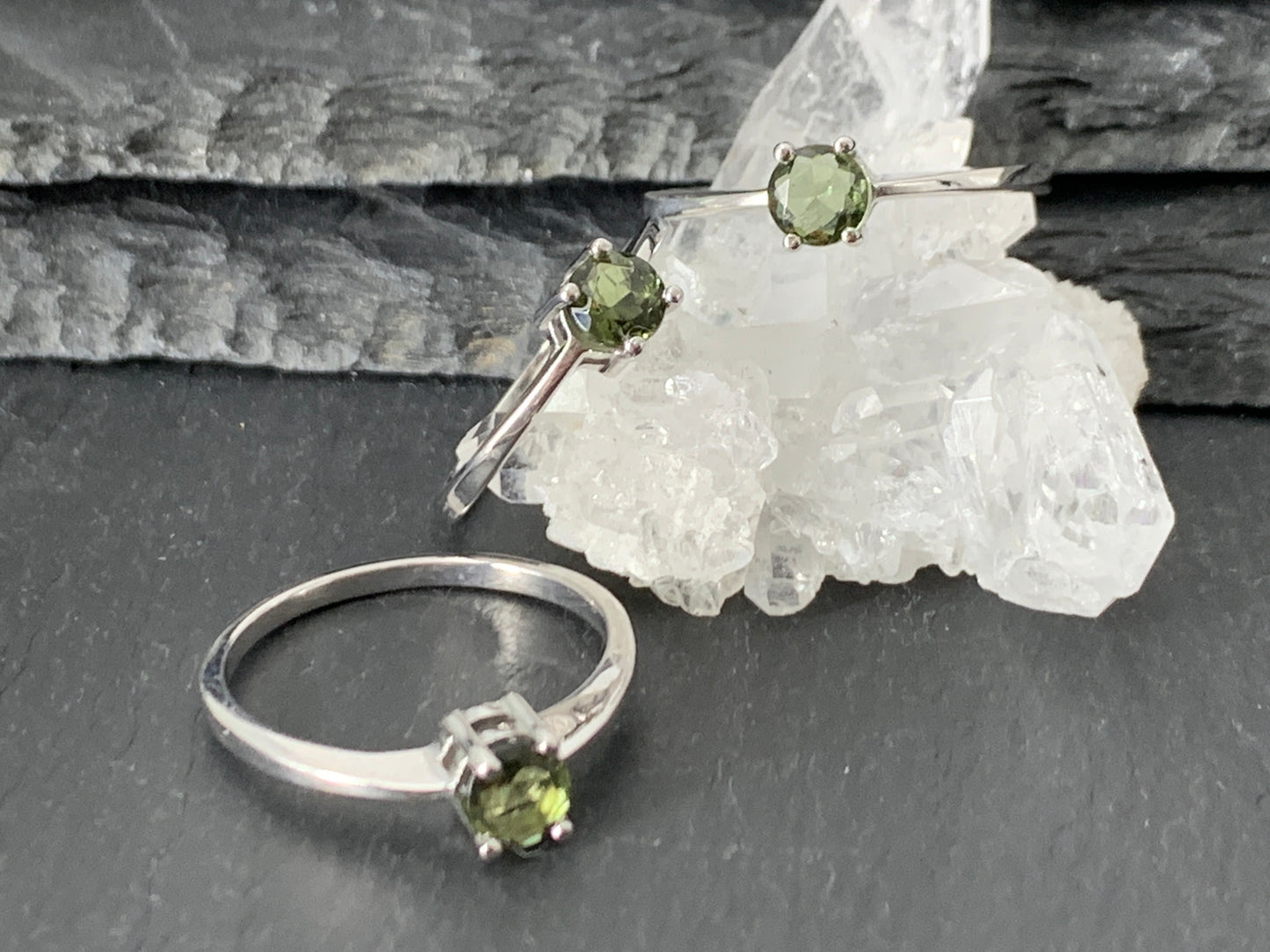"Zozma" Ring with 5mm round Moldavite