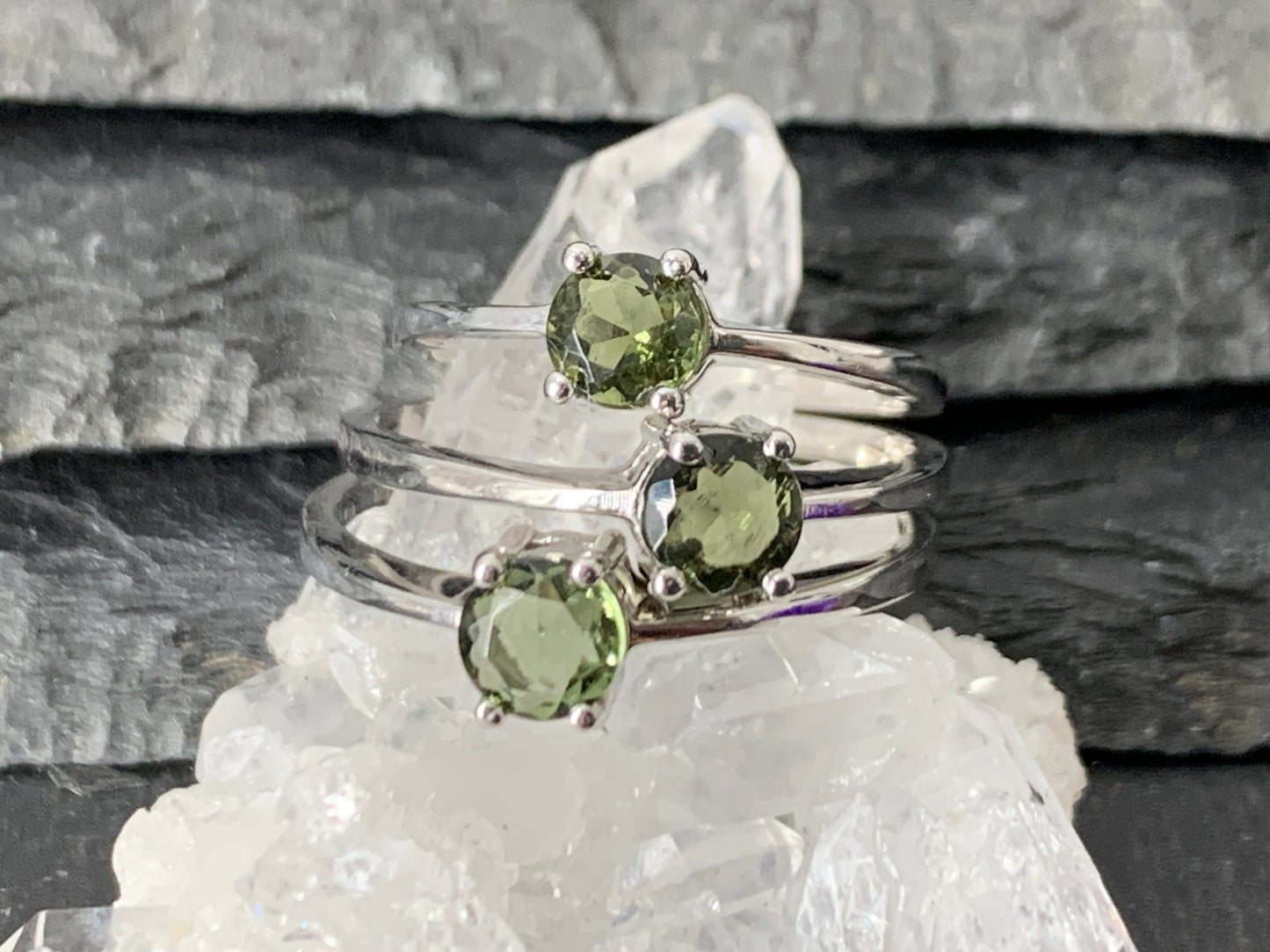 "Zozma" Ring with 5mm round Moldavite