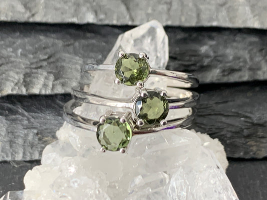 "Zozma" Ring with 5mm round Moldavite