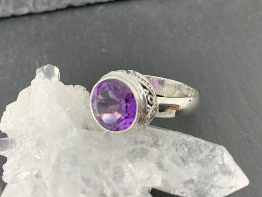 Sterling Silver Amethyst Ring – Vintage Style Round Cut Gemstone Ring – February Birthstone
